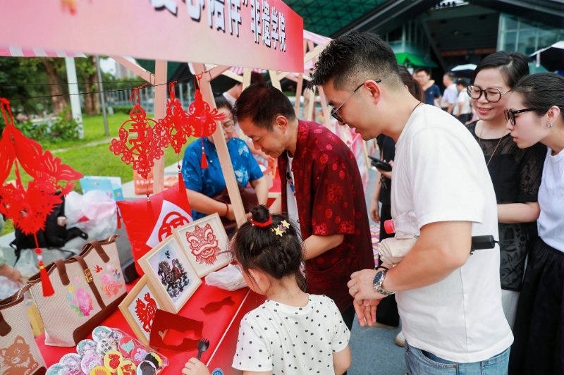3.市民现场非遗技艺.jpg