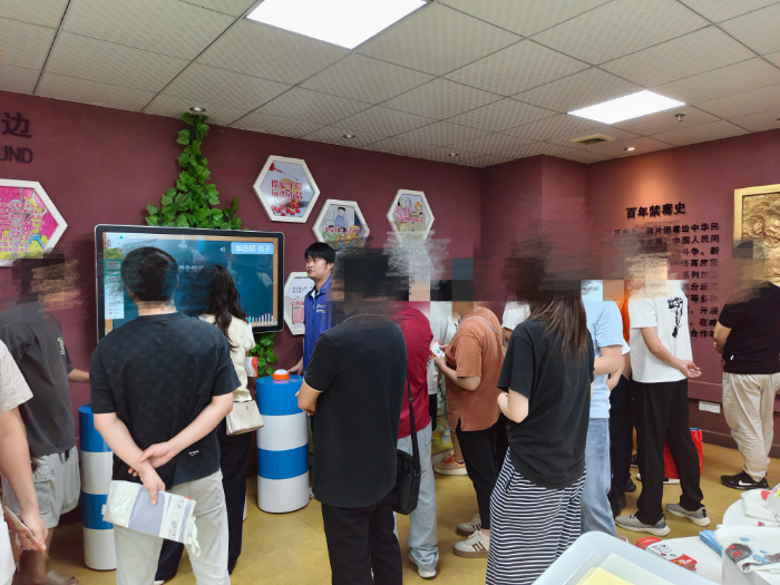 组织社区矫正对象参观禁毒教育基地.jpg