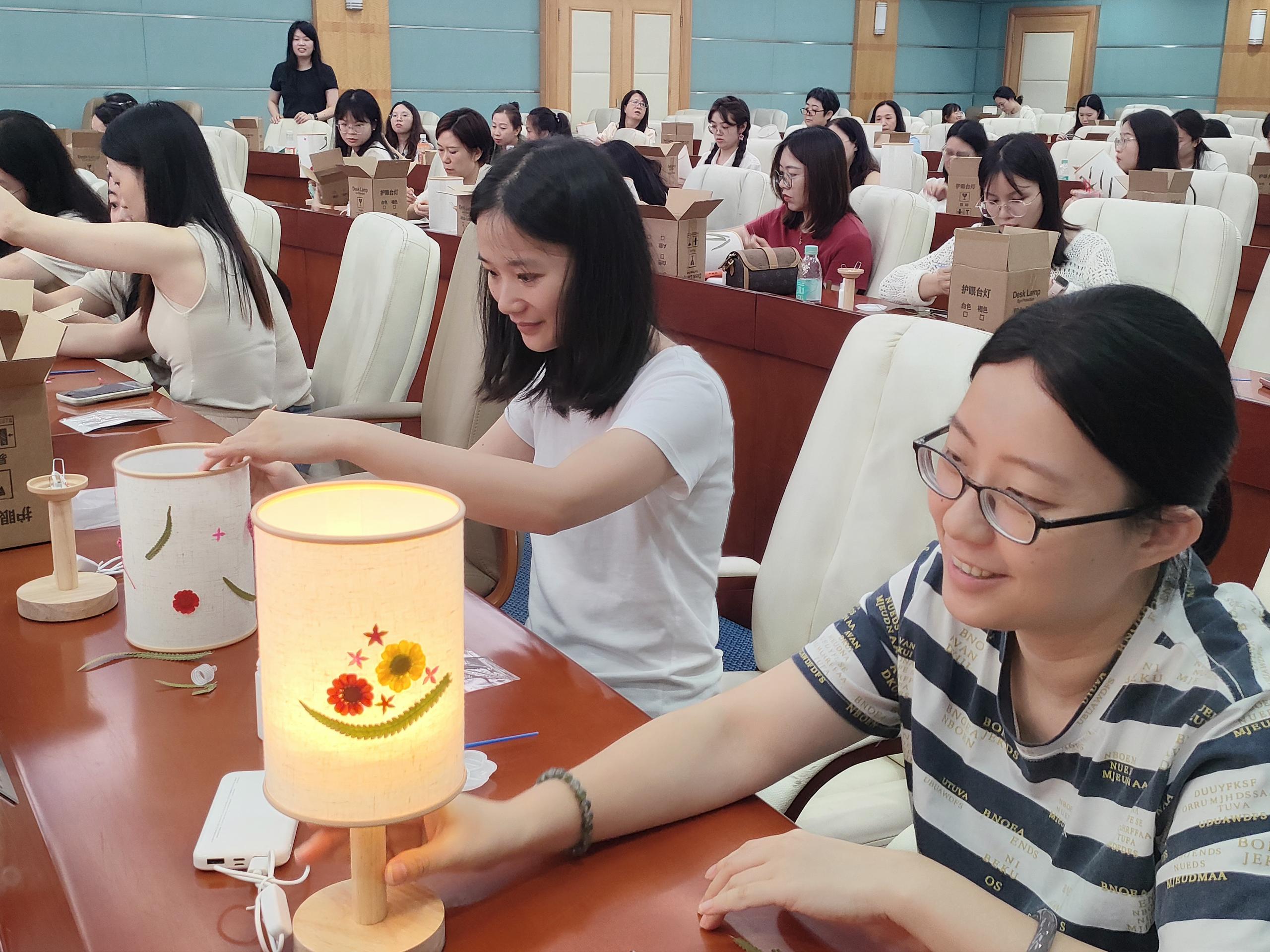 压花台灯2.jpg