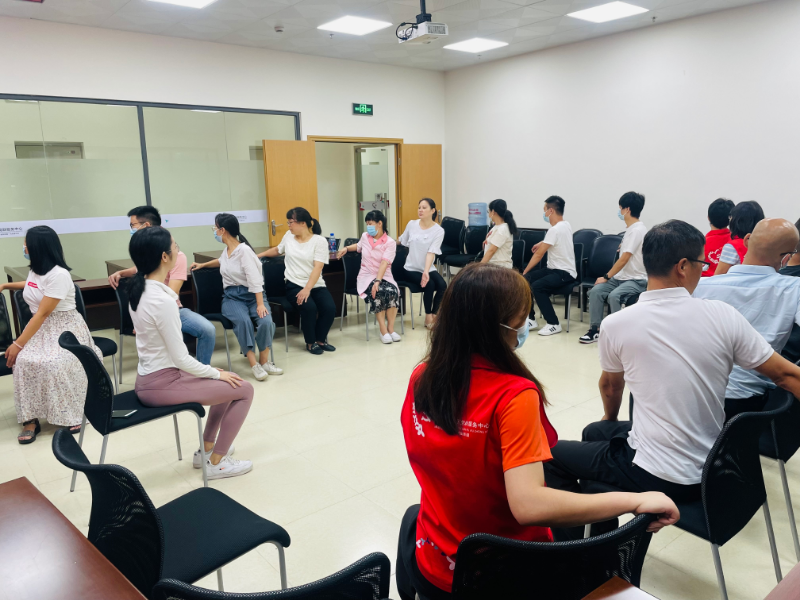 瑜伽老师进行减压动作指导 (1).jpg