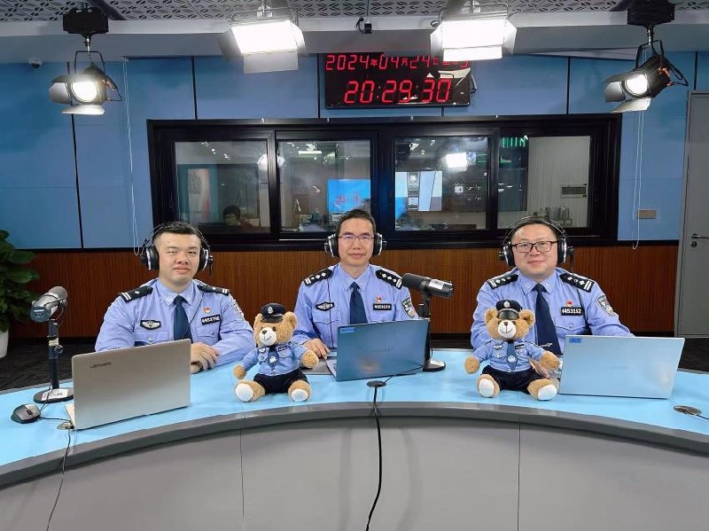 三位狱警做客直播间.jpg