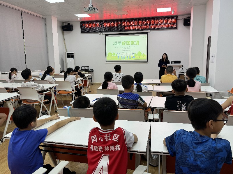 普法讲师进社区.jpg