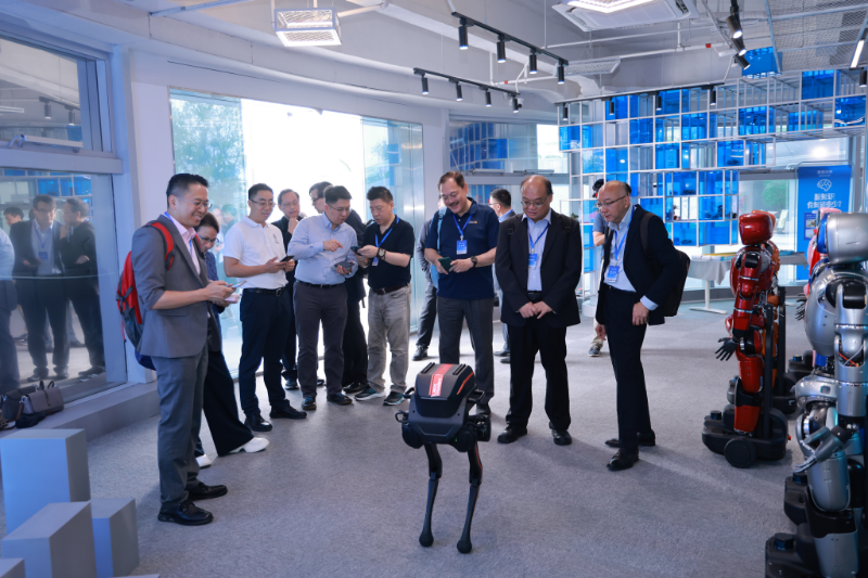 5.香港企业代表团实地走访龙岗机器人街区3.JPG