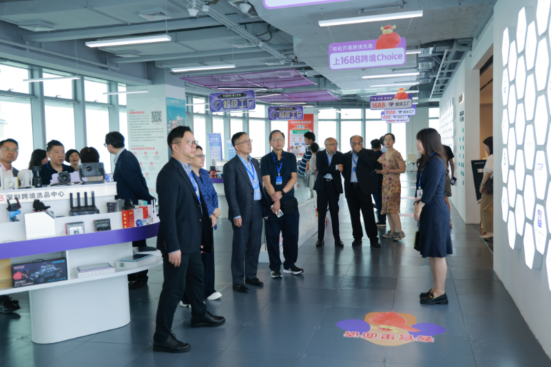 6.香港企业参观龙岗跨境电商产业.JPG