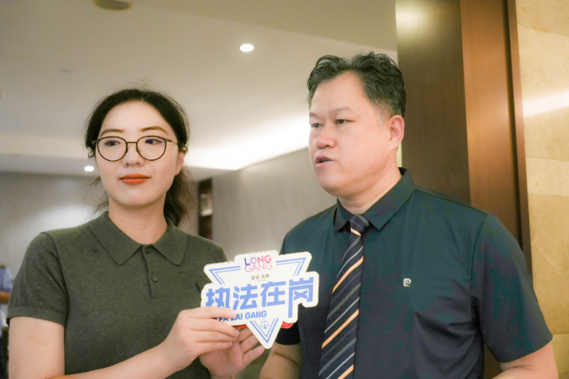 4. 行政执法监督员全程参与检查行动.png