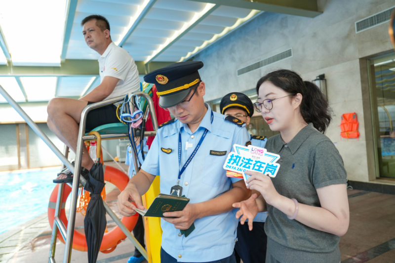 5. 检查人员对救生员在岗情况和资质进行核查.jpg