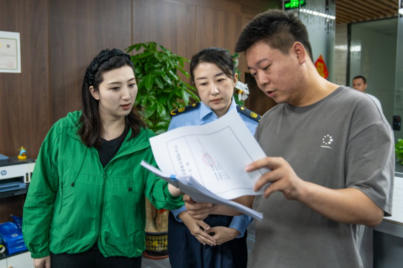 5. 执法人员检查企业经营合规情况.png